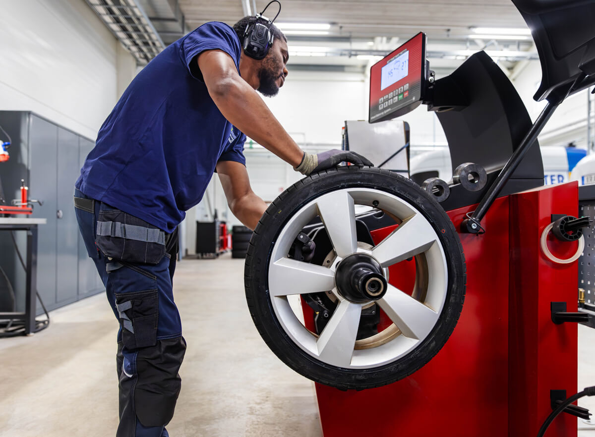 Mekaniker som gör en fordonskontroll