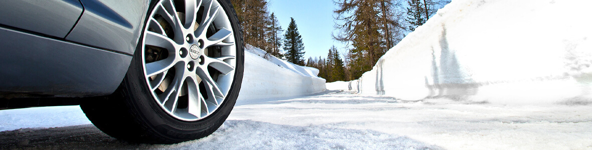 Bil med friktionsdäck på snöig väg – Euromaster