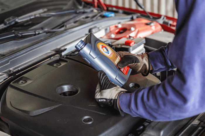 Mekaniker som gör en Originalservice