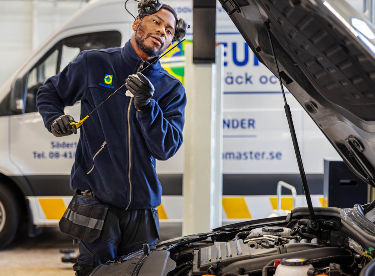 Bil med svarta fälgar i studio