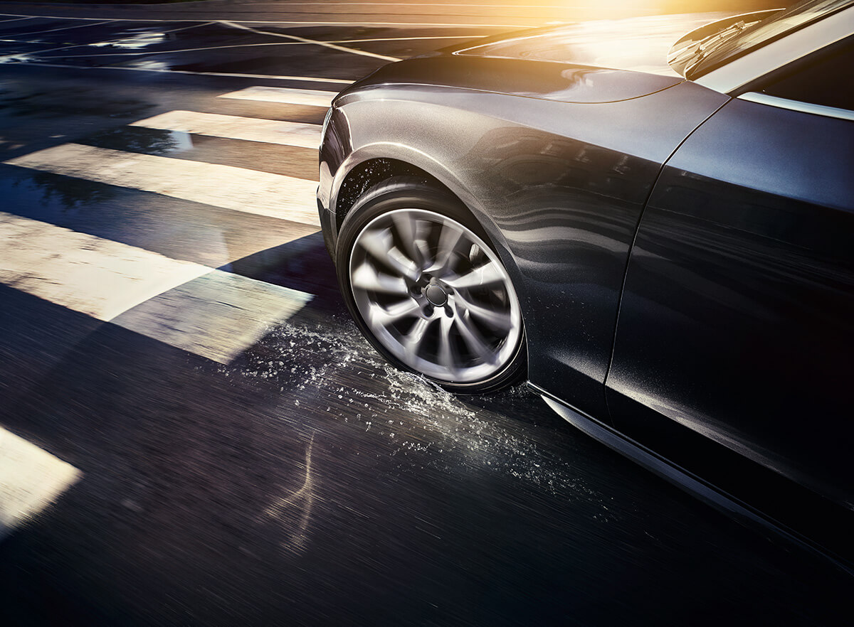 Bil som kör på en väg i regn