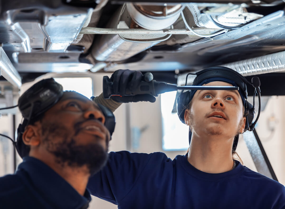 Mekaniker som gör en fordonskontroll